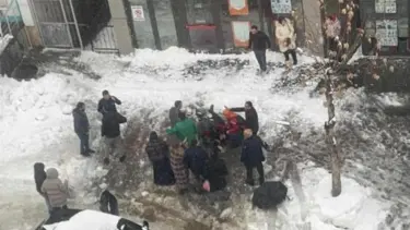 Çatıdan düşen kar kütlesi can aldı. 55 yaşındaki kadın hayatını kaybetti