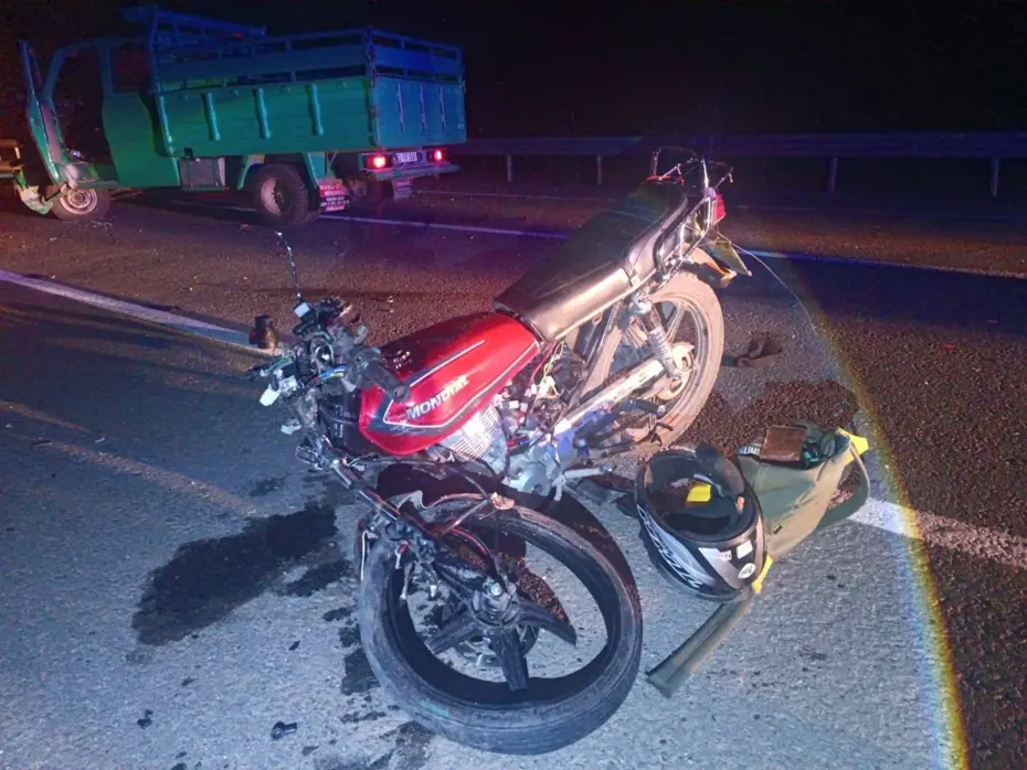 Kamyonet motosikletle çarpıştı, kuzenler öldü