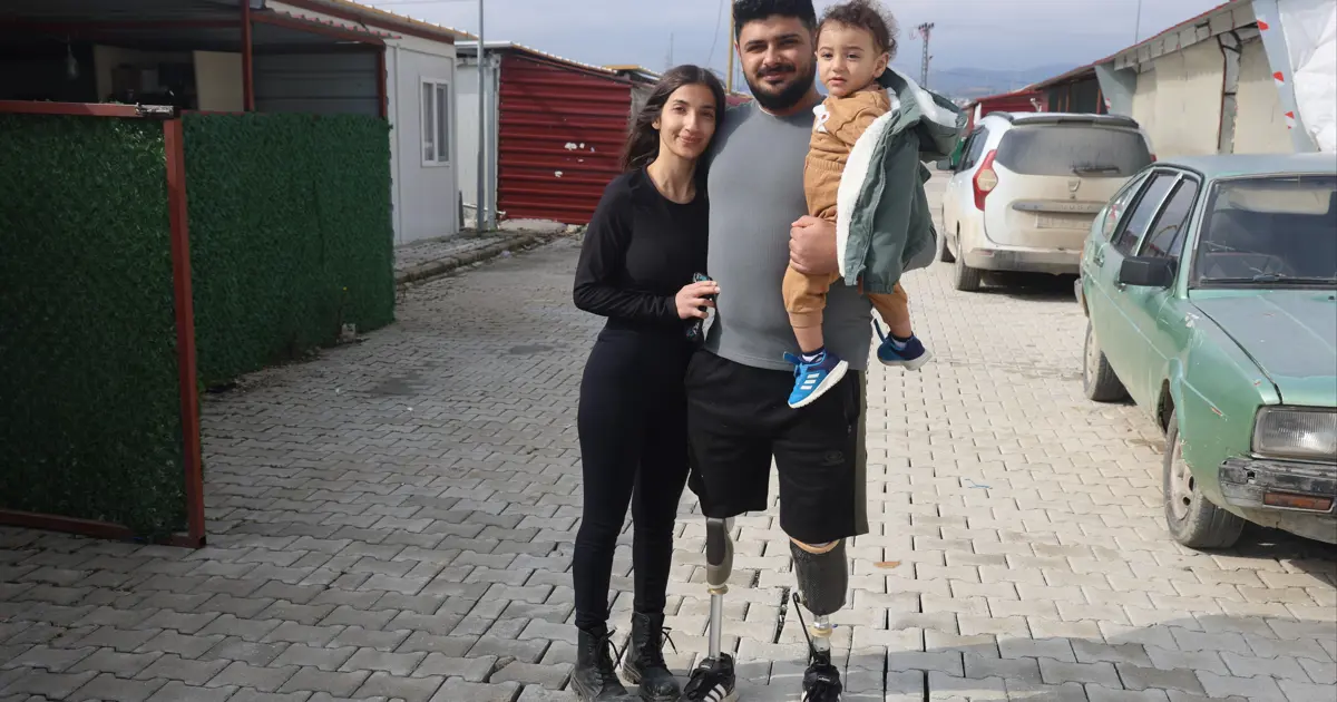 Depremde enkazdan kurtulan Emre, protez bacaklarıyla hayata tutundu