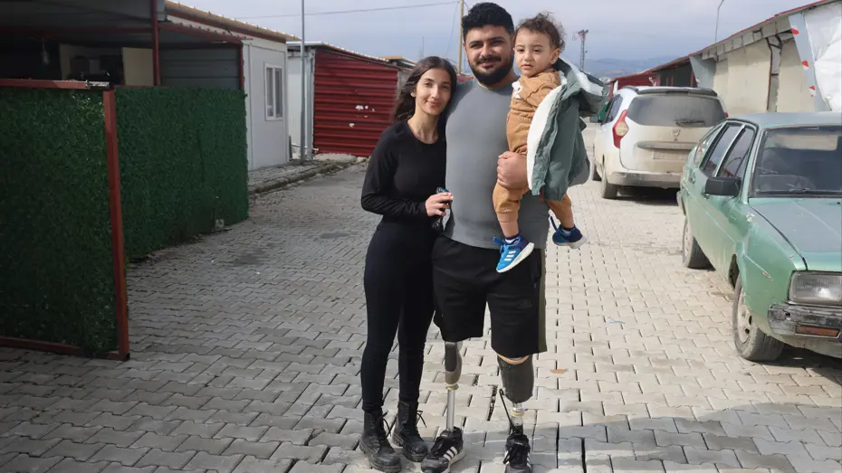 Depremde enkazdan kurtulan Emre, protez bacaklarıyla hayata tutundu