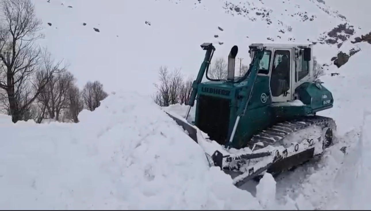 Kar ve tipi hayatı felç etti, kar kalınlığı insan boyunu geçti
