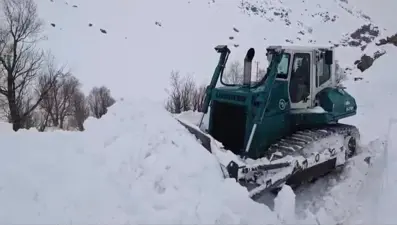 Kar ve tipi hayatı felç etti, kar kalınlığı insan boyunu geçti