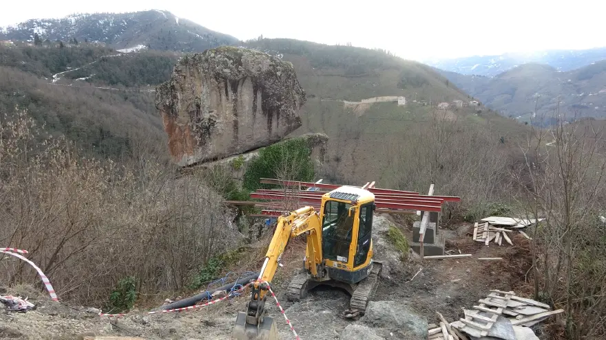 Efsanesi dilden dile dolaşıyor. Taşa dönen bir kadın olduğuna inanılıyor 1