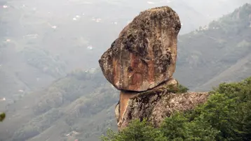 Efsanesi dilden dile dolaşıyor. Taşa dönen bir kadın olduğuna inanılıyor