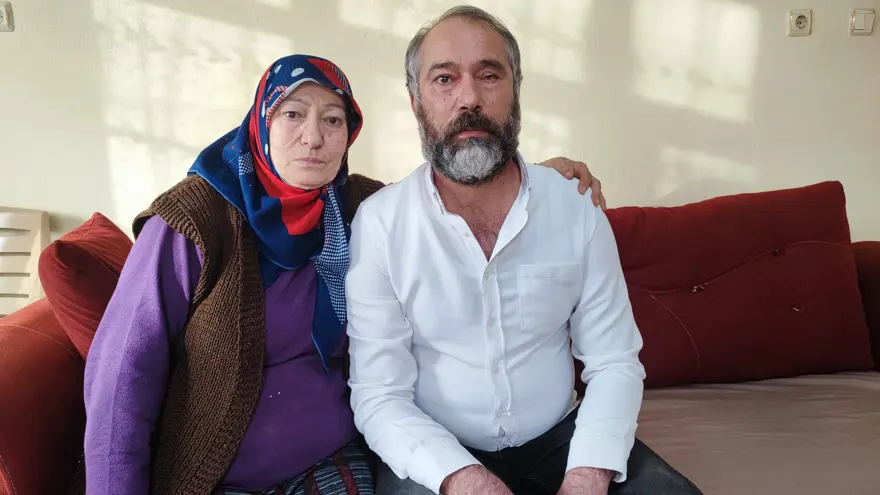 ÇAY BARDAĞIYLA GÖZÜNE VURDU 