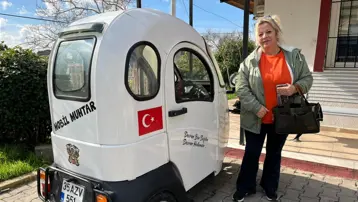 Babasının vasiyeti üzerine muhtar oldu. "Mobil Muhtar" büyük işlere imza atıyor