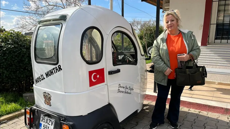 Babasının vasiyeti üzerine muhtar oldu. 