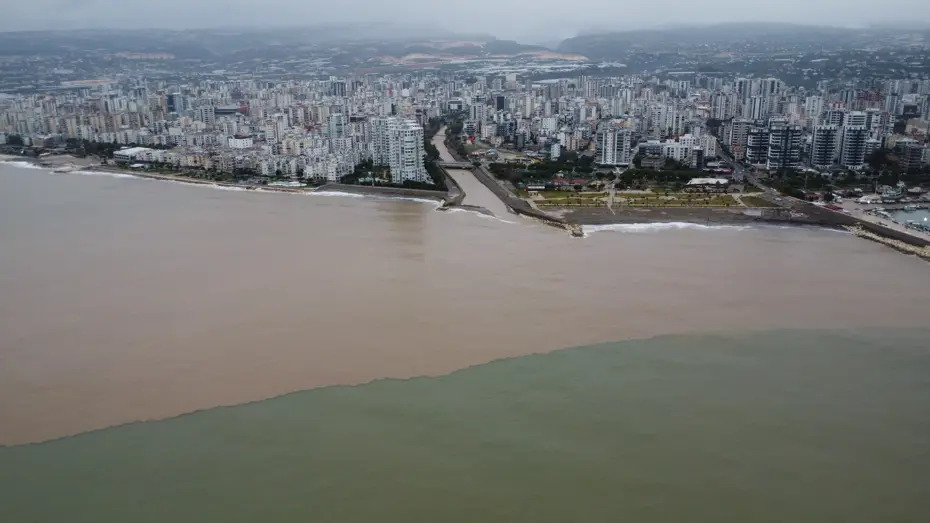 Mersin'i sel vurdu, Akdeniz kahverengiye büründü