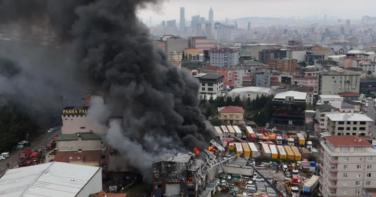 Ataşehir'de büyük yangın. Alevler iş yerini sardı, otel tahliye edildi