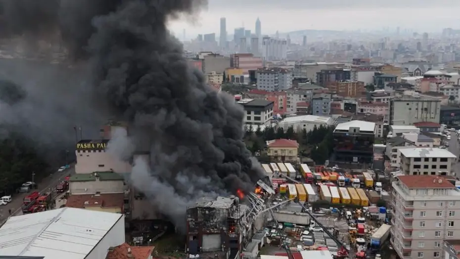 Ataşehir'de büyük yangın. Alevler iş yerini sardı, otel tahliye edildi