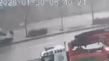 Ölümden saniyelerle kurtuldu. Kontrolden çıkan servis refüje çıktı