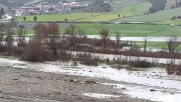 Sağanak iki gün durmadı. Çay ve dereler taştı