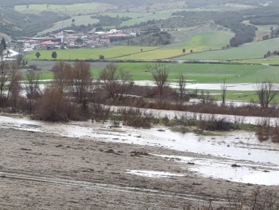 Sağanak iki gün durmadı. Çay ve dereler taştı