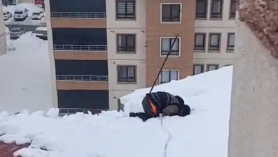 Kar üzerinde namaz kıldı. Dondurucu soğuğa rağmen çatıda ibadet