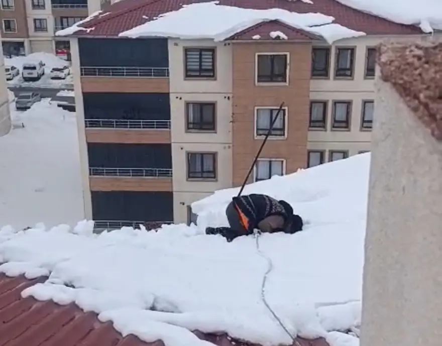 Kar üzerinde namaz kıldı. Dondurucu soğuğa rağmen çatıda ibadet 