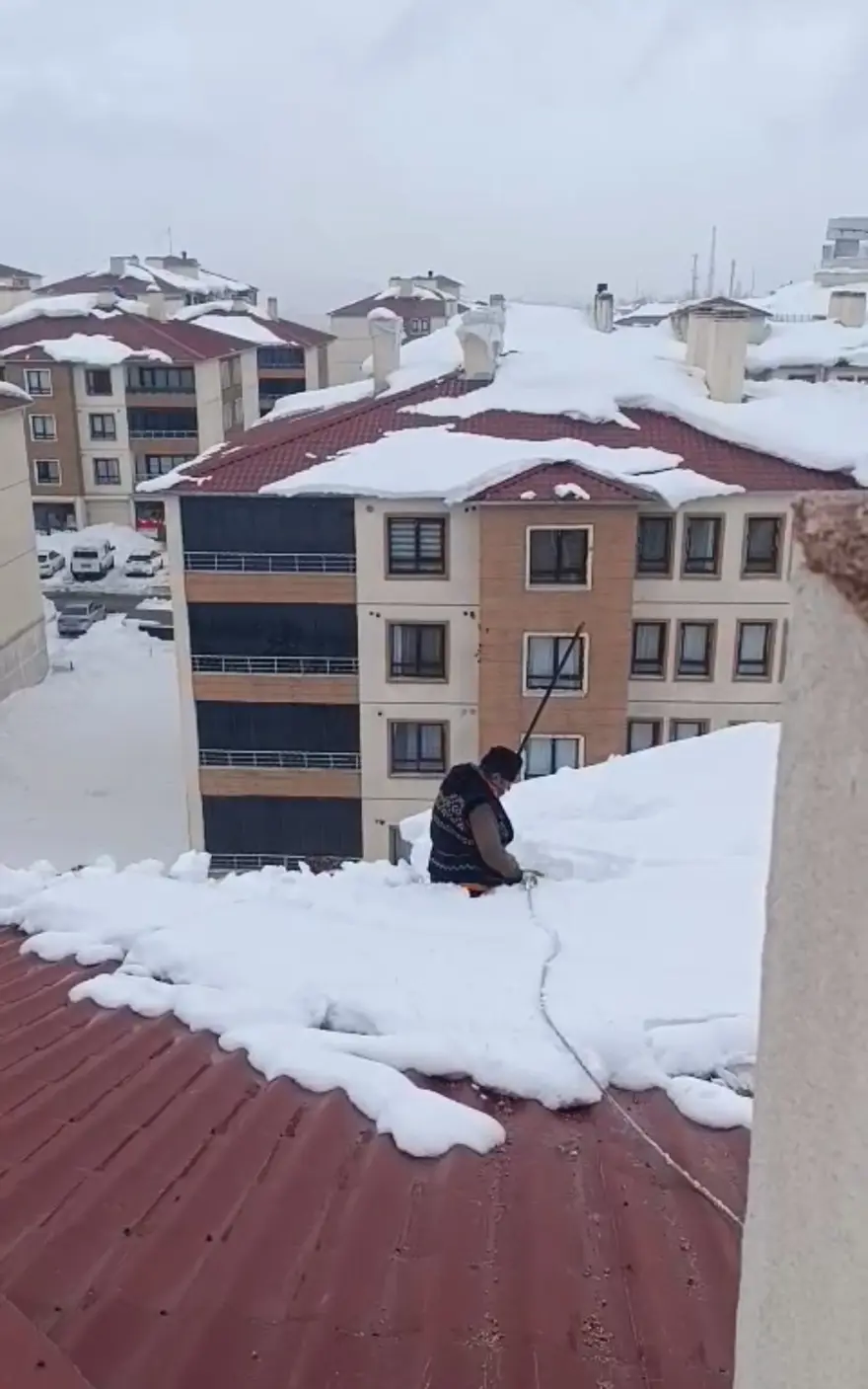 Kar üzerinde namaz kıldı. Dondurucu soğuğa rağmen çatıda ibadet 2