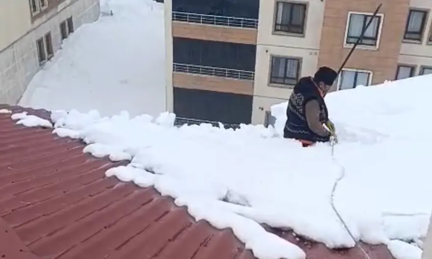 Kar üzerinde namaz kıldı. Dondurucu soğuğa rağmen çatıda ibadet 1