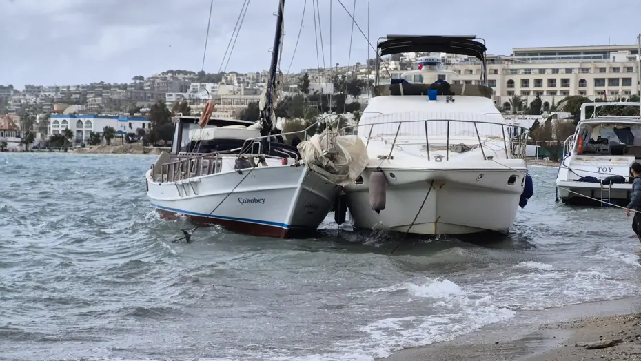 Bodrum'da korku dolu anlar. Kıyıya sürüklenen tekneler çarpıştı