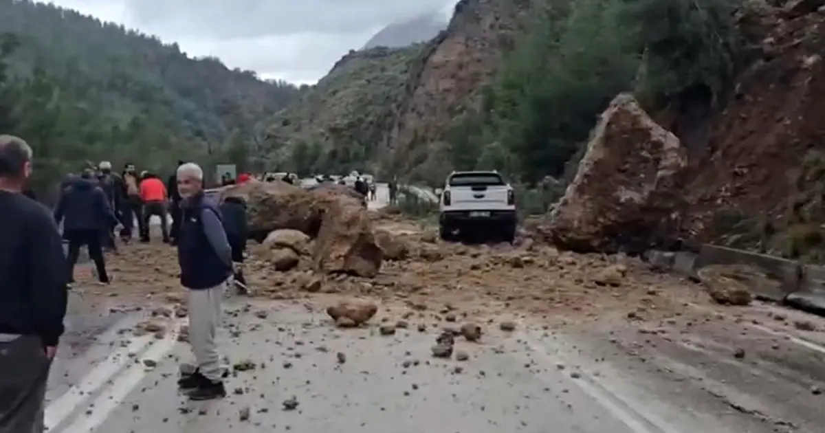 Facia ucuz atlatıldı. Dev kayalar yola düştü