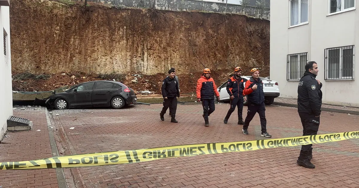 Gaziantep'te sitenin istinat duvarı çöktü, 4 blok boşaltıldı