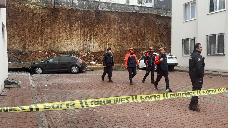 Gaziantep'te sitenin istinat duvarı çöktü, 4 blok boşaltıldı