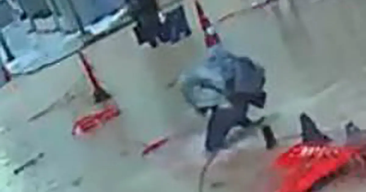 Görünmez tehlike kameraya yansıdı. Su dolu çukuru fark etmedi