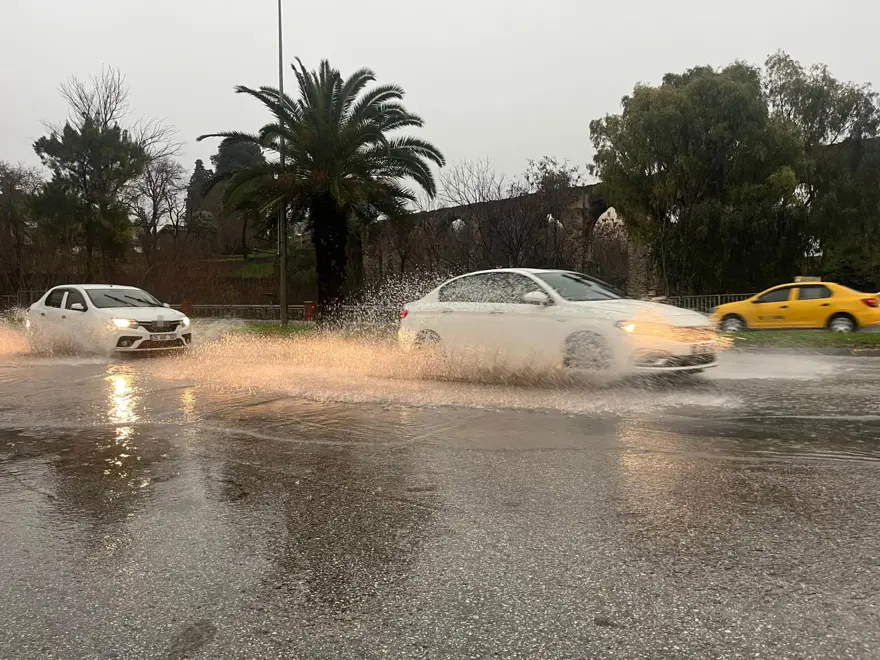 İzmir'de sağanak ve fırtına: Caddeler göle döndü, ağaçlar devrildi 7 İzmir'de sağanak ve fırtına: Caddeler göle döndü, ağaçlar devrildi 7