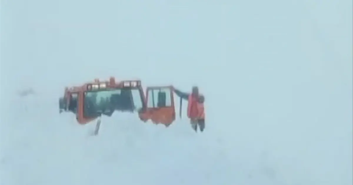 Muş-Kulp kara yolunda iş makinesinin üzerine çığ düştü