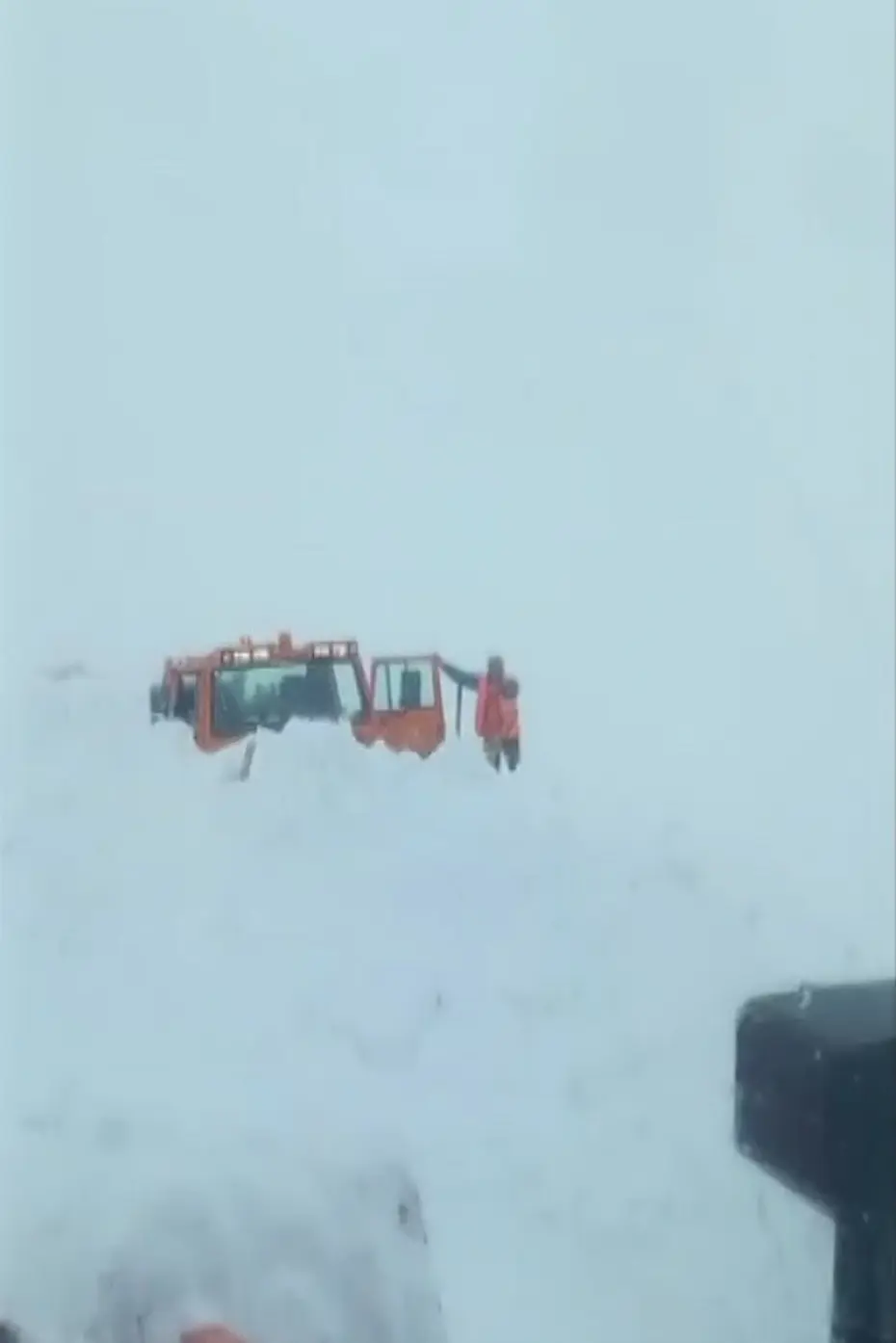 Muş-Kulp kara yolunda iş makinesinin üzerine çığ düştü