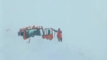 Muş-Kulp kara yolunda iş makinesinin üzerine çığ düştü