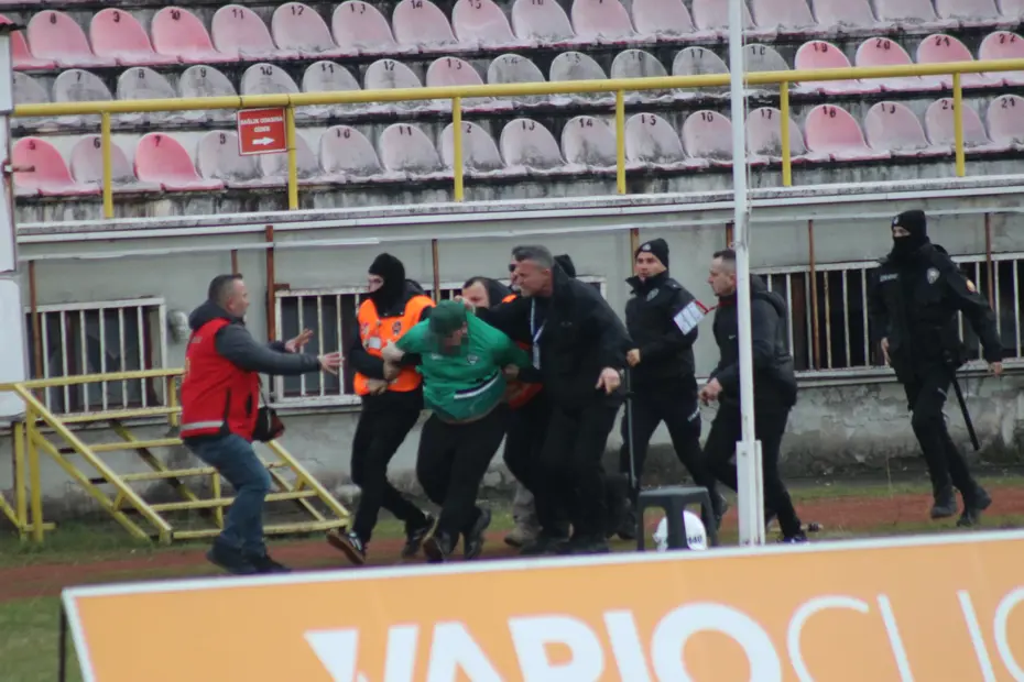 Stat karıştı! Karşı tribüne koşan iki taraftara kelepçe
