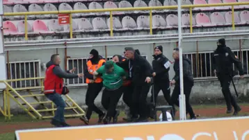 Stat karıştı! Karşı tribüne koşan iki taraftara kelepçe