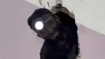 Bacada dengesini kaybedince duvarlara tutunarak hayatta kaldı
