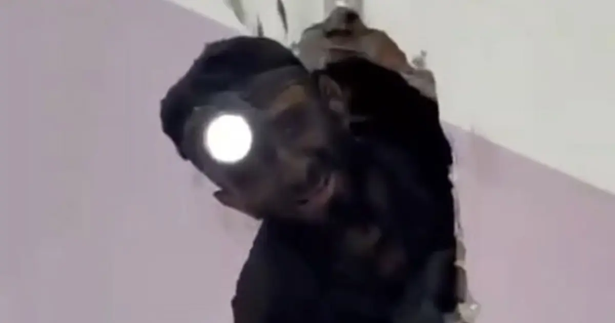 Bacada dengesini kaybedince duvarlara tutunarak hayatta kaldı