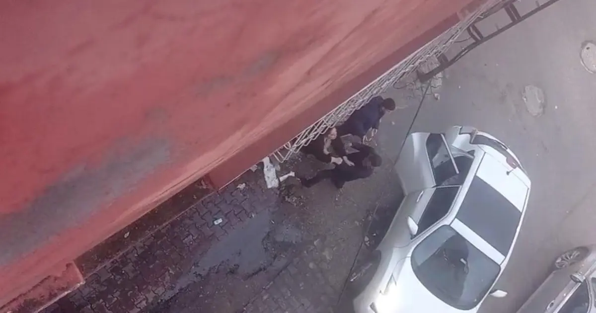 Eski eşini çocuklarının önünde sokak ortasında döven şahıs gözaltına alındı