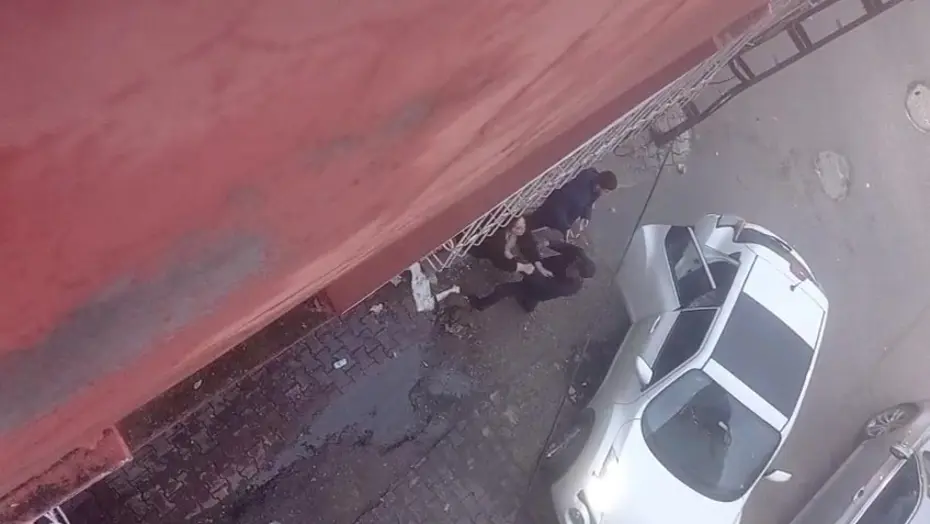 Eski eşini çocuklarının önünde sokak ortasında döven şahıs gözaltına alındı