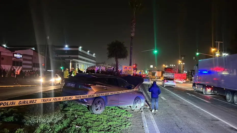 Araç yaya geçidinden geçmek isteyenlere çarptı: 3 ölü, 3 yaralı