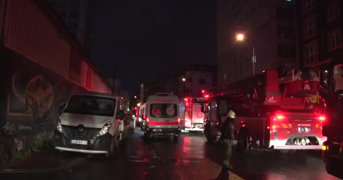 Esenyurt'ta sitede yangın paniği: 14 katlı bina boşaltıldı