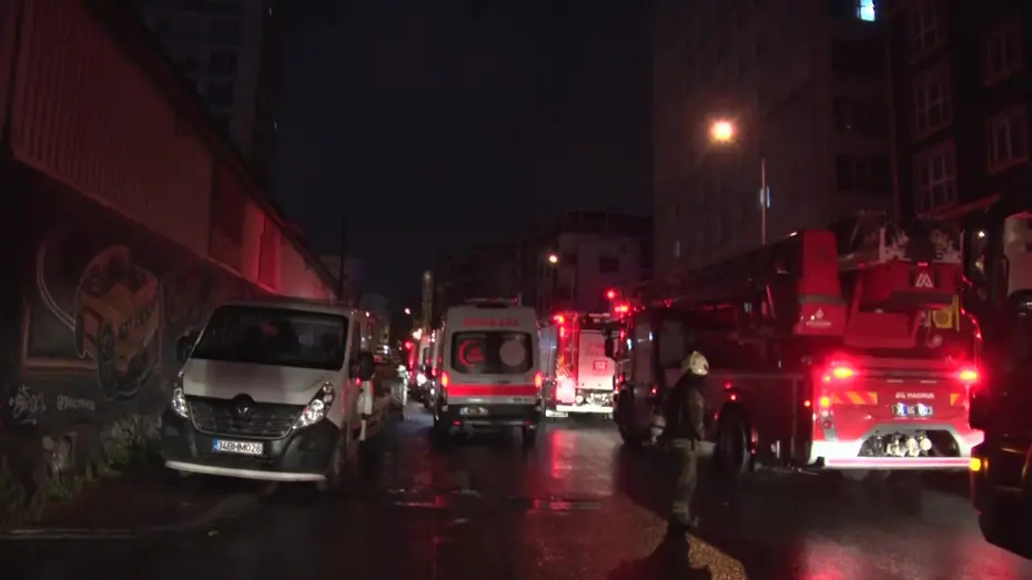 Esenyurt'ta sitede yangın paniği: 14 katlı bina boşaltıldı