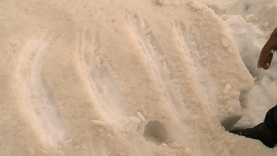 Görenler şoke oldu. Bembeyaz kar bir gecede kahverengiye döndü