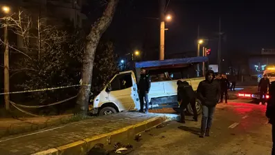 Kamyonetten fırlayan stepne yayayı ağır yaraladı