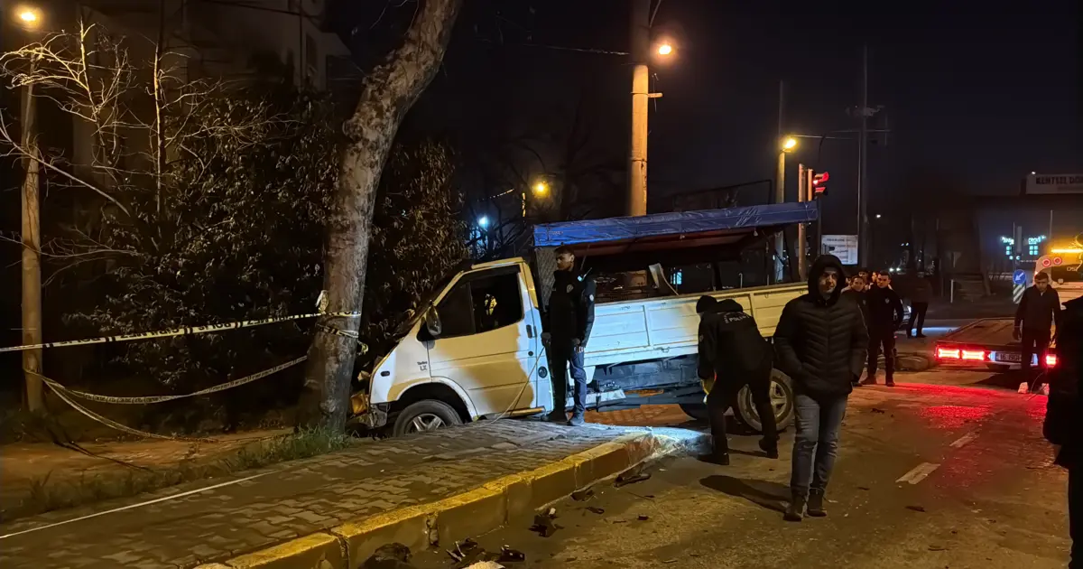 Kamyonetten fırlayan stepne yayayı ağır yaraladı