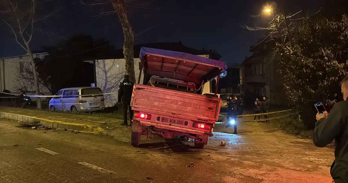Akıl almaz kaza: Kamyonetler çarpıştı, savrulan stepne yayayı ağır yaraladı