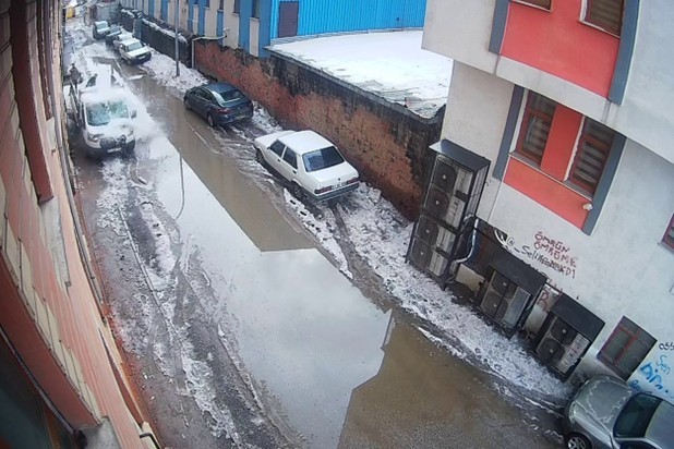 Çatılardan sarkan dev buz sarkıtları hayati tehlike oluşturuyor