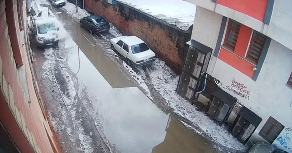 Çatılardan sarkan dev buz sarkıtları hayati tehlike oluşturuyor