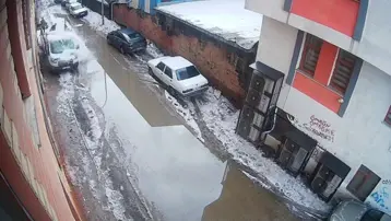 Çatılardan sarkan dev buz sarkıtları hayati tehlike oluşturuyor