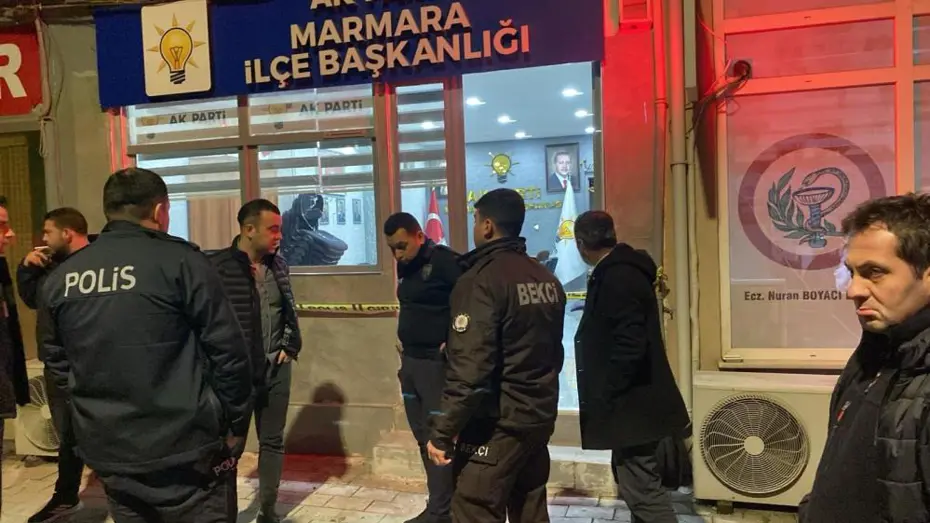 Marmara Adası'nda AK Parti binasına taşlı saldırı
