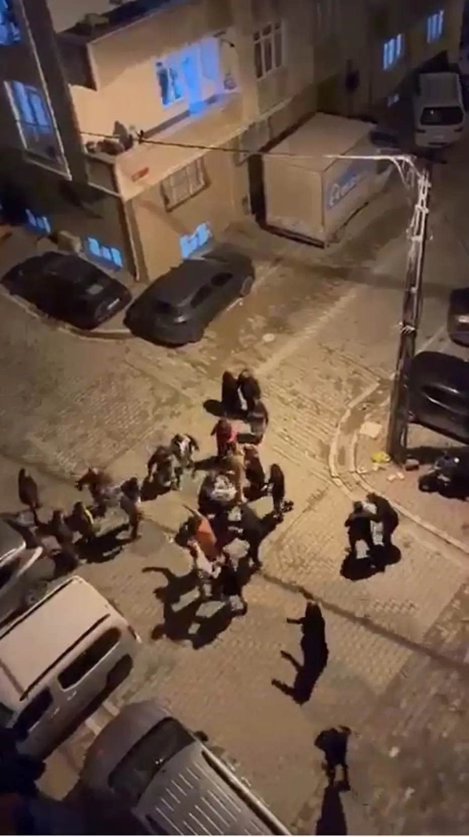 Esenyurt'ta eve gürültü baskını: Hamile kadını dövdüler
