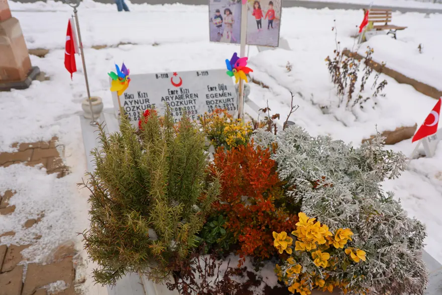 Enkazdan kurtulan baba teselliyi yitirdiği ailesinin kabrinde buluyor 