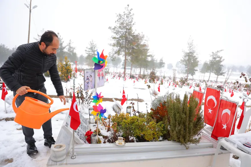 Enkazdan kurtulan baba teselliyi yitirdiği ailesinin kabrinde buluyor 1